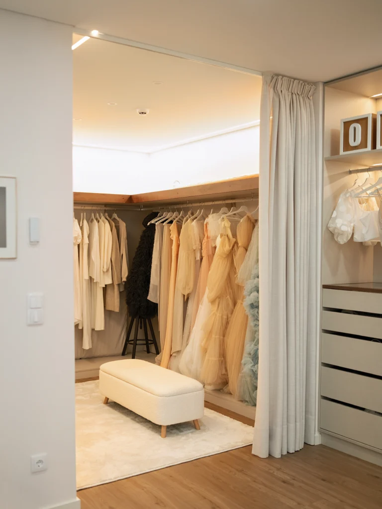 Closet com vestidos de maternidade e acessórios para estúdio fotográfico newborn no Porto.