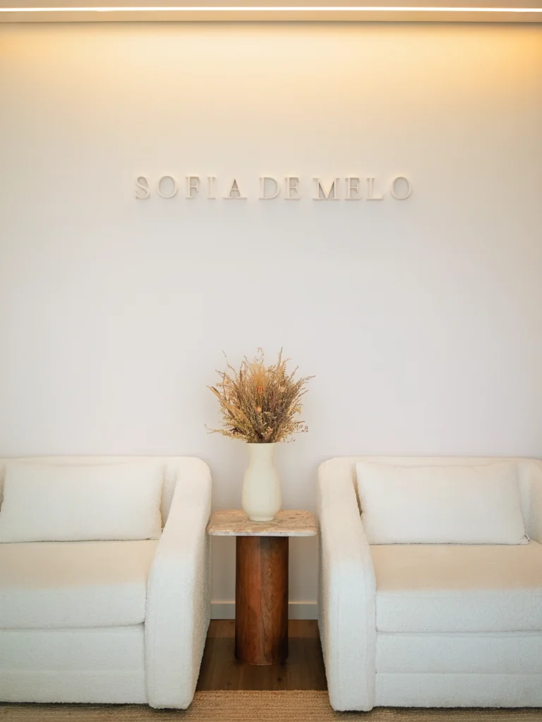 Receção minimalista com o logótipo Sofia de Melo e tons neutros num estúdio de fotografia no Porto.