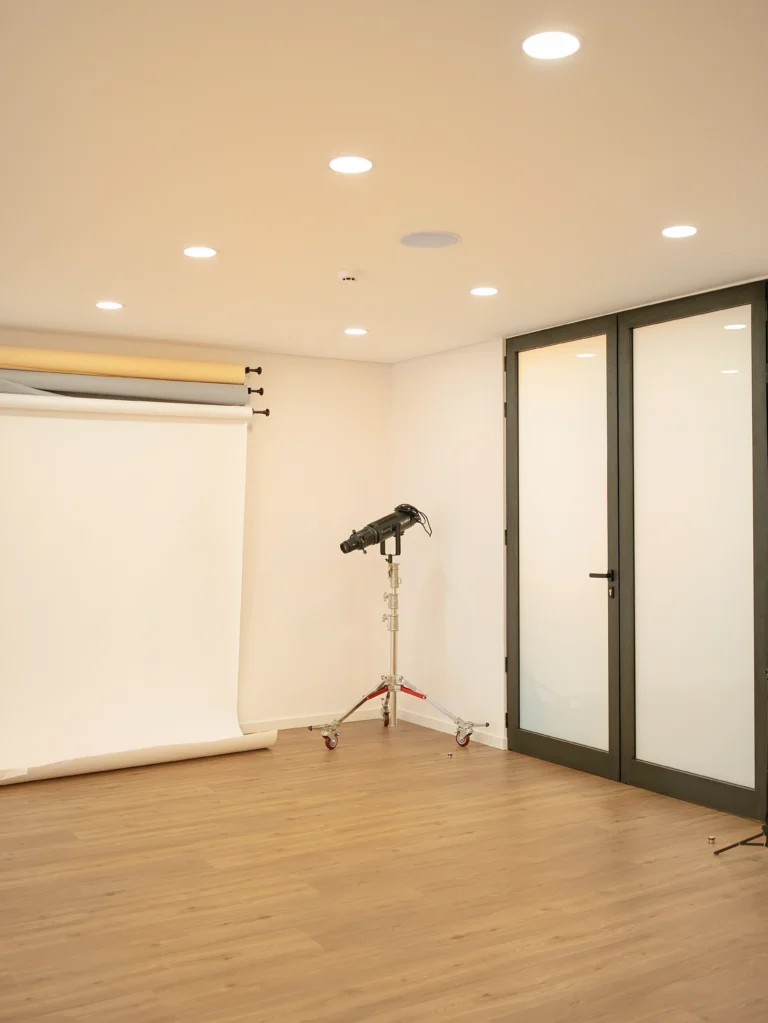 Área de produção com fundos neutros e iluminação profissional num estúdio fotográfico bebé no Porto.